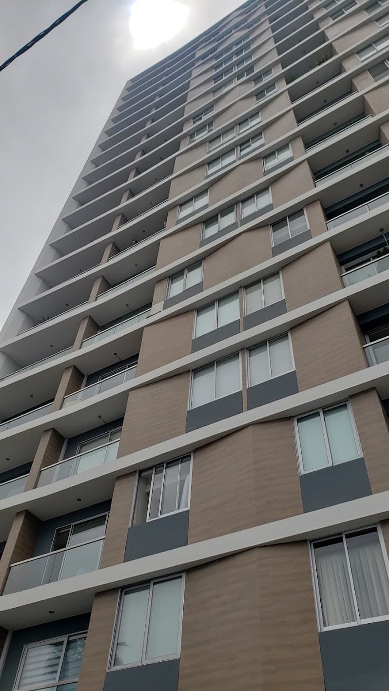 Anclaje químico de revestimiento cerámico en fachada de edificio