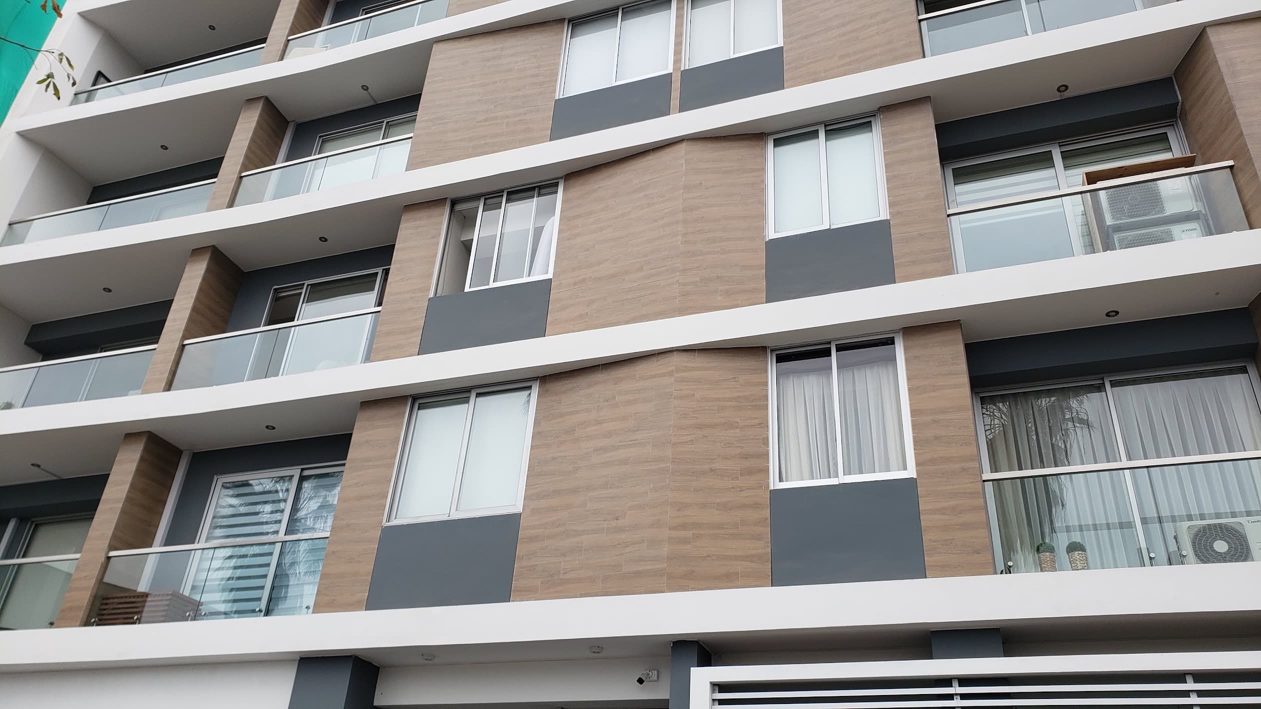 Anclaje químico de revestimiento cerámico en fachada de edificio — foto 2