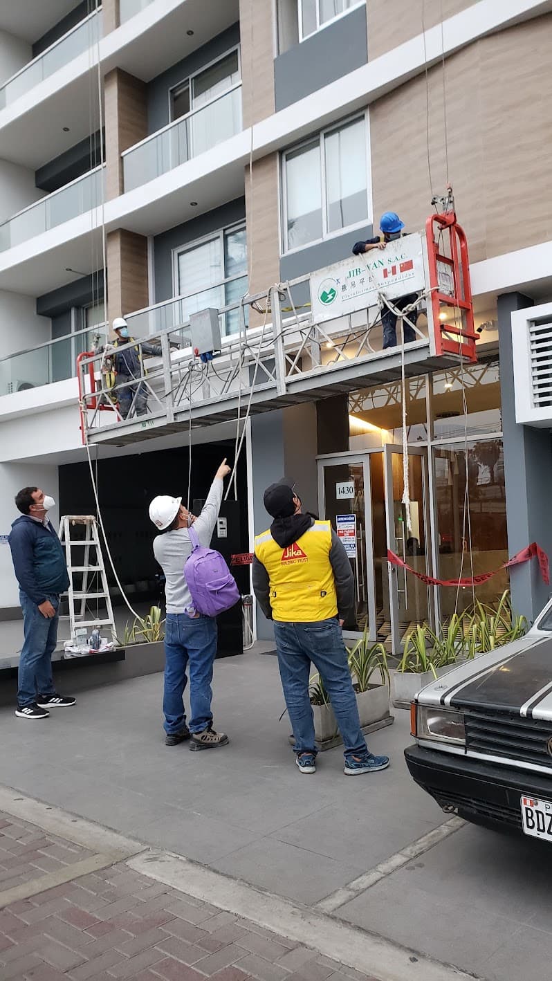 Anclaje químico de revestimiento cerámico en fachada de edificio — foto 4