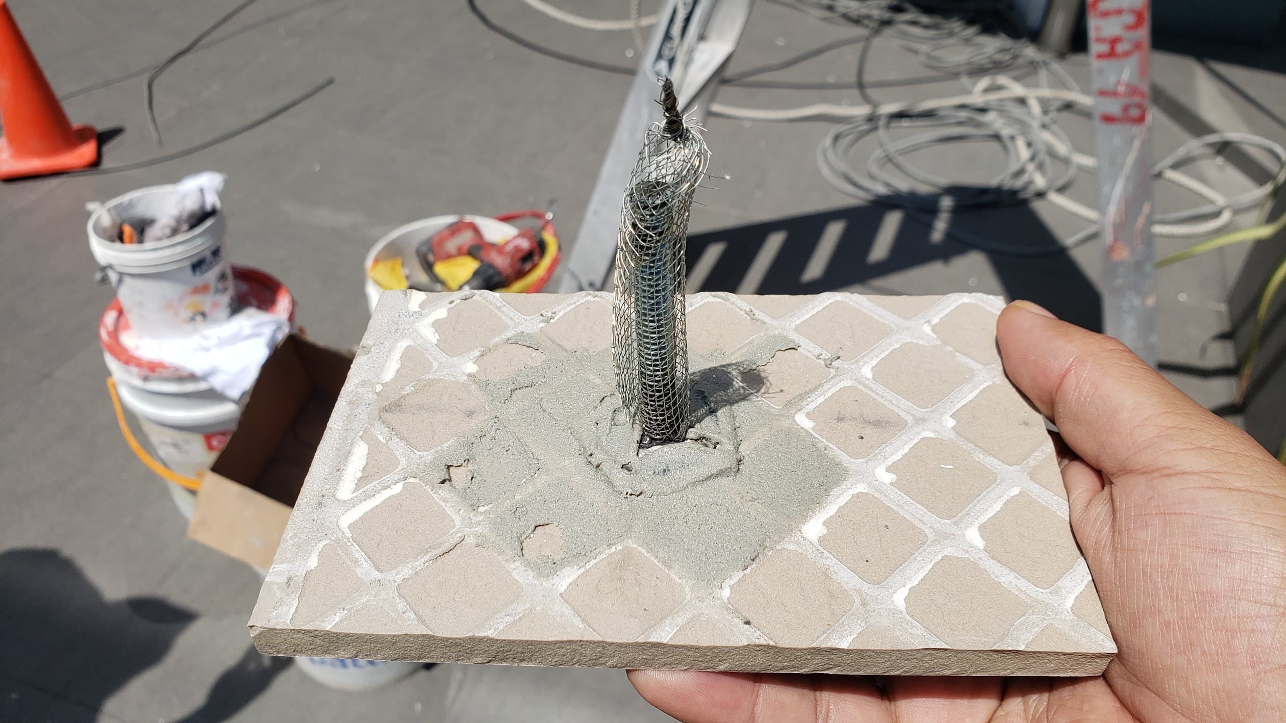 Anclaje químico de revestimiento cerámico en fachada de edificio — foto 5