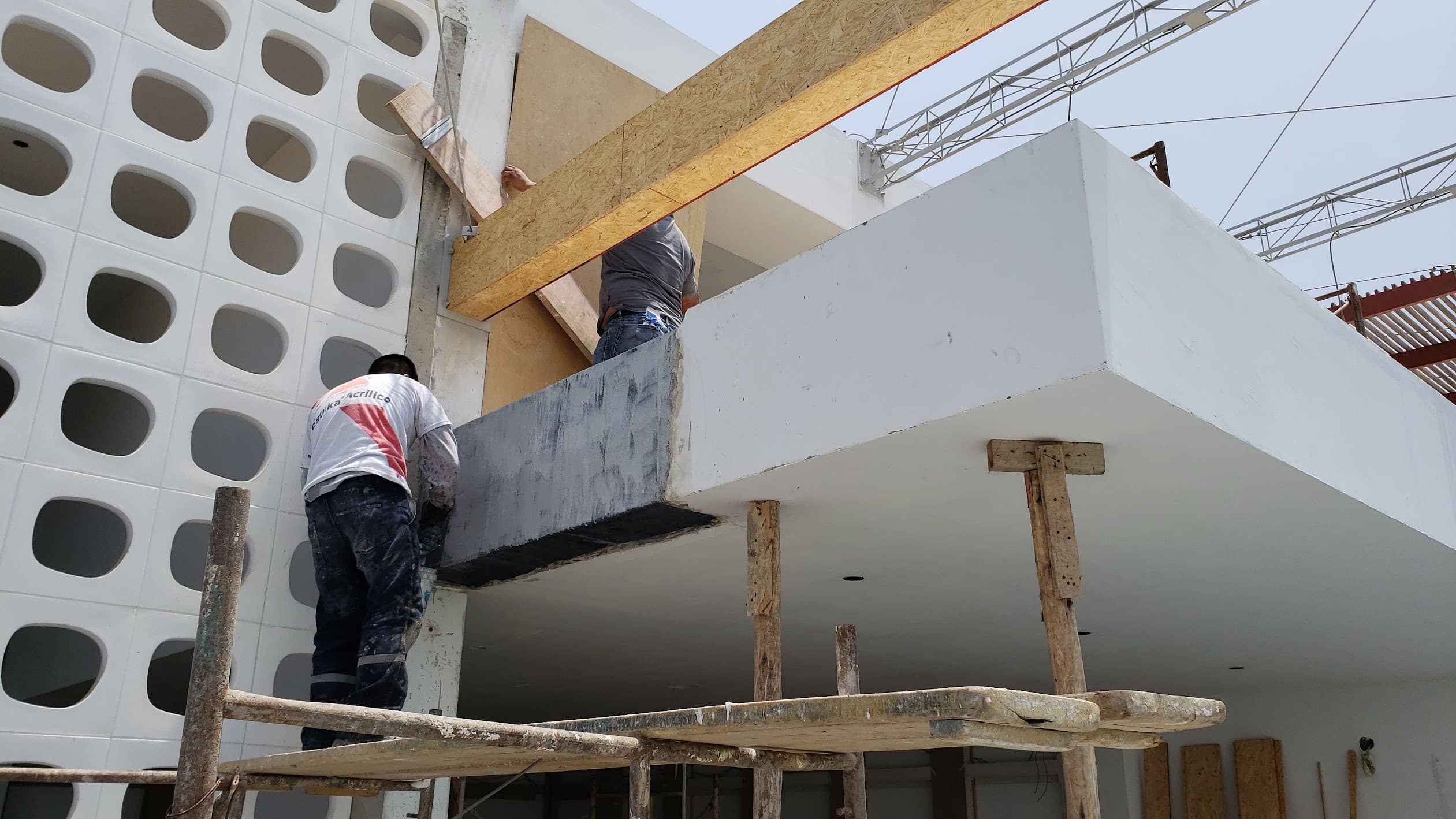 Refuerzo con fibra de carbono para volado estructural en casa de playa — foto 7