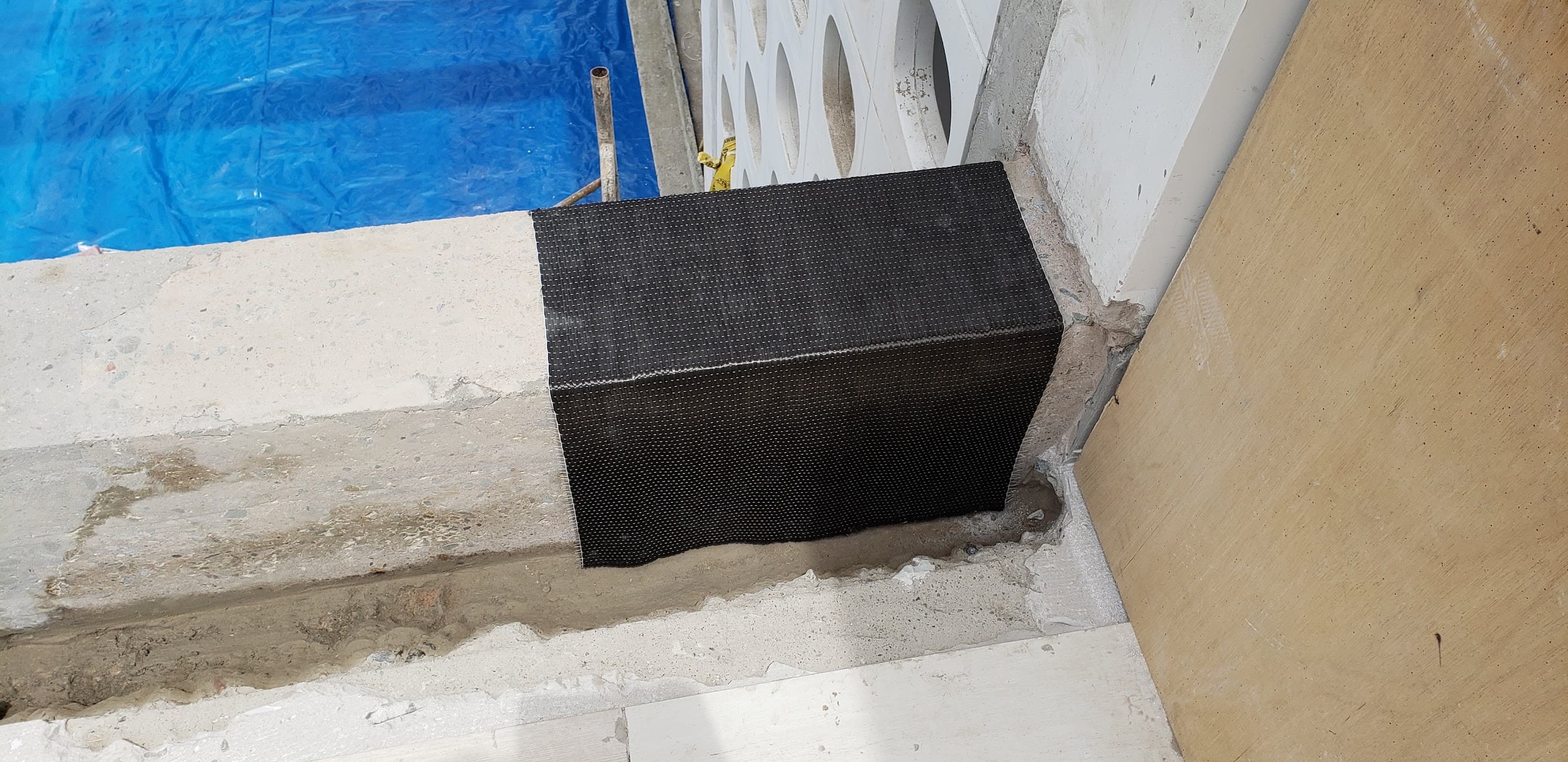 Refuerzo con fibra de carbono para volado estructural en casa de playa — foto 5
