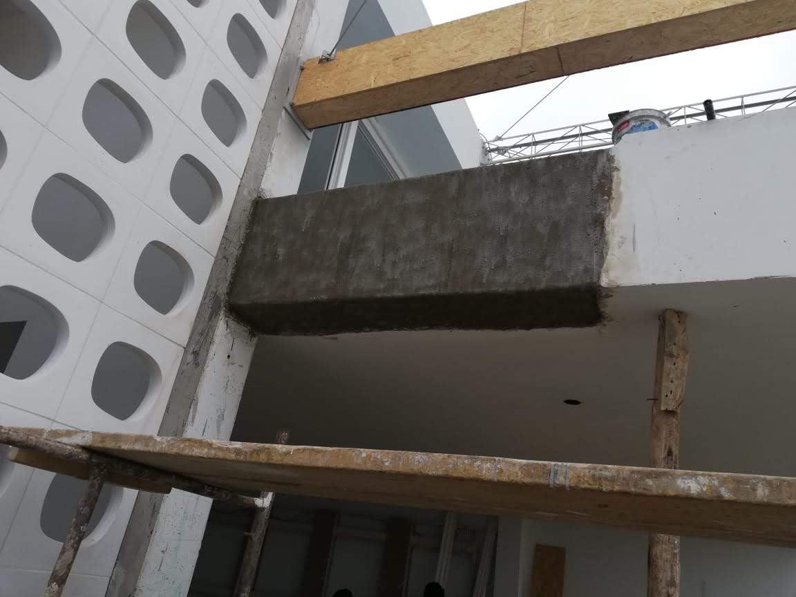 Refuerzo con fibra de carbono para volado estructural en casa de playa — foto 8
