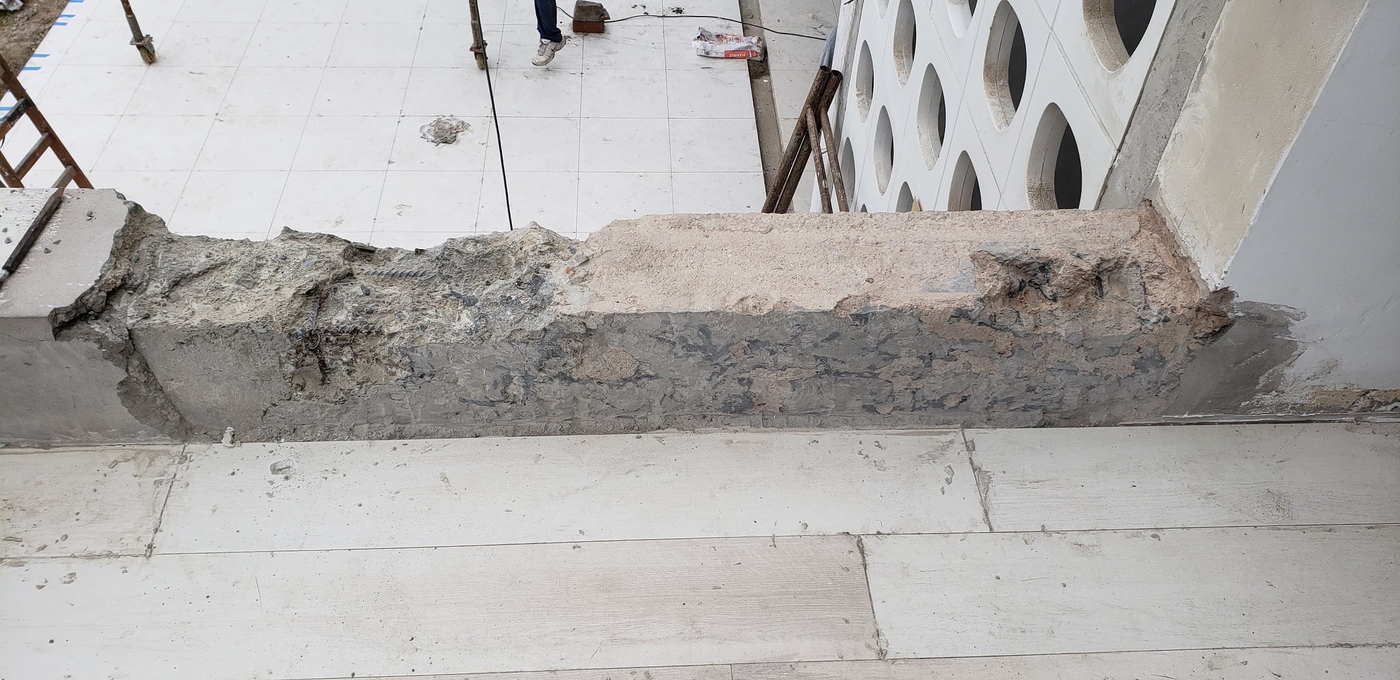 Refuerzo con fibra de carbono para volado estructural en casa de playa — foto 3